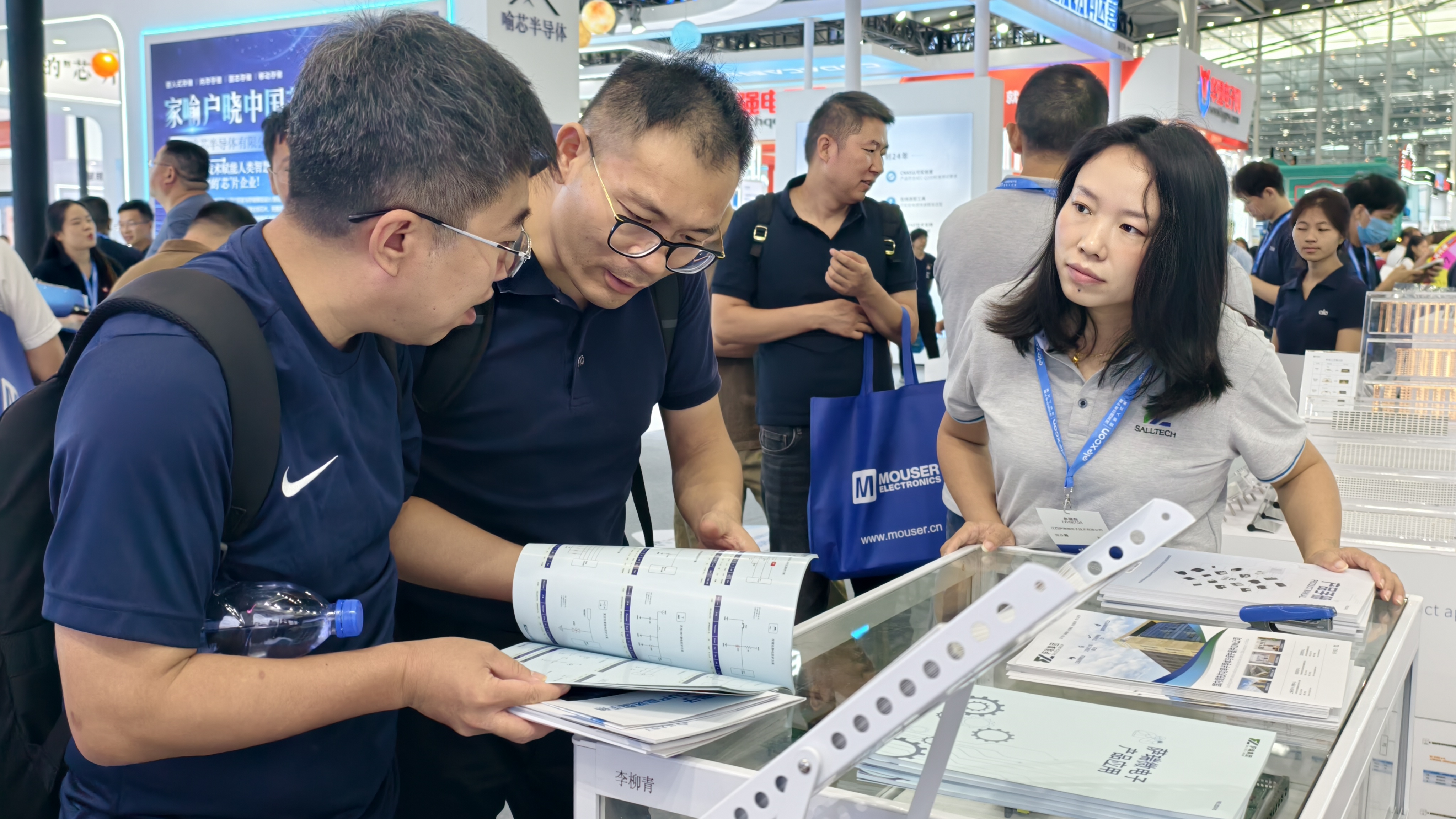 荣耀收官！江西乐天使微电子闪耀 2025 深圳电子展并荣获年度大奖